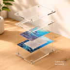 Aufbau des Magnetic Card Case: zwei Acrylplatten, Sammelkarte und Artwork-Hintergrund. Karte nicht enthalten.