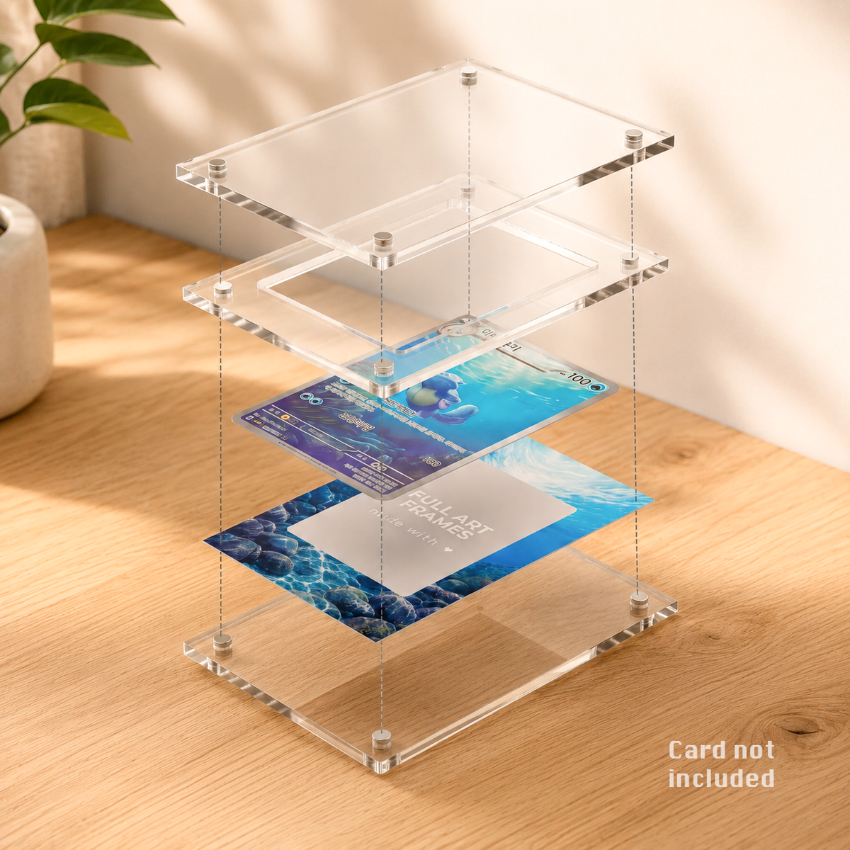 Aufbau des Magnetic Card Case: zwei Acrylplatten, Sammelkarte und Artwork-Hintergrund. Karte nicht enthalten.